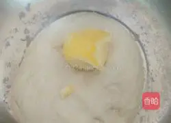 Illustration of how to make homemade pizza with electric baking pan 4