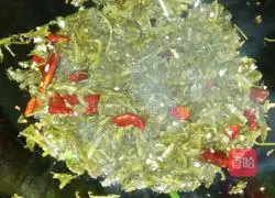 Illustration of how to make stir-fried noodles with pickled cabbage 3