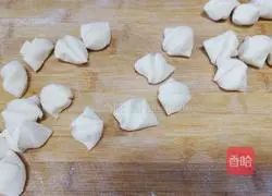 Illustration of how to make vegetarian dumplings with cucumber filling 14