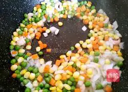 Illustration of how to make sweet shrimp, colorful and vegetable fried rice 5