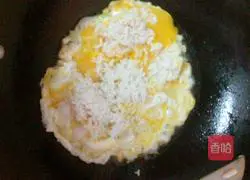 Illustration of how to make tomato, ham and egg fried rice 4