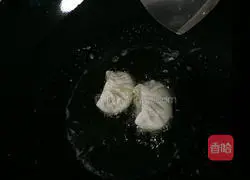 Illustration of how to make pan-fried leek and pork dumplings 6