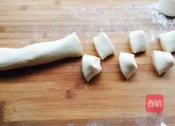 Illustration of how to make green onion and pork buns 11