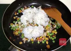 Illustration of how to make krill and three delicacies fried rice 7