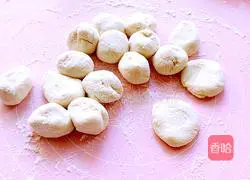 Illustration of how to make pork and celery dumplings 9