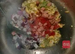 Illustration of how to make fried rice with onions and tomatoes 4
