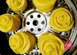 Illustration of how to make rose pumpkin steamed buns 21