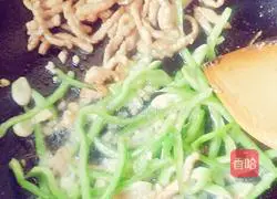 Illustration of how to make breakfast shredded pork burrito 9