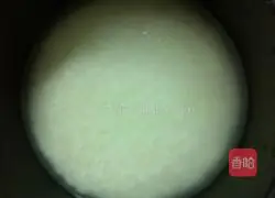 Illustration of how to make fried rice with kale and sausage 1