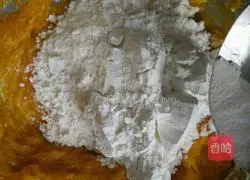 Illustration of how to make pumpkin pie with bean paste filling 3