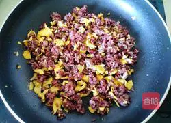 Illustration of how to make fried black rice with broccoli 12