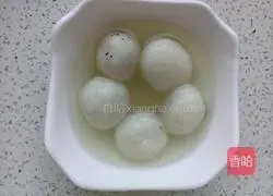 Illustration of how to make rice and black sesame dumplings 11