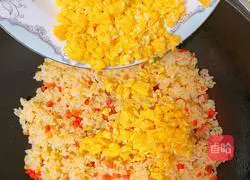 Illustration of how to make egg fried rice 9