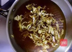 Illustration of how to make large stuffed wontons 6