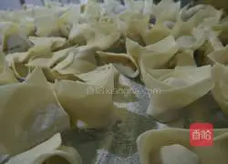 Illustration of how to make pork and corn wontons 8