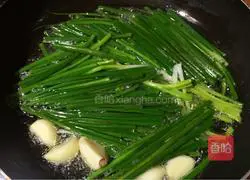 Illustration of how to make noodles with scallion oil 3