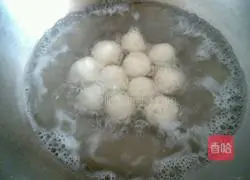 Illustration of how to make glutinous rice balls with peanut and mung bean paste 16