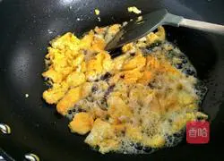 Illustration of how to make fried rice with floss and eggs 3