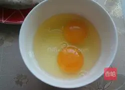 Illustration of how to make colorful egg fried rice 1