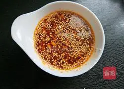 Illustration of homemade dumpling dipping sauce (with chili oil making method) 12