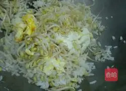 Illustration of how to make mung bean sprouts and egg fried rice 6
