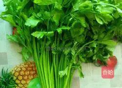 Illustration of how to make pork and celery dumplings 1