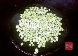 Illustration of how to make fried rice with green beans and ham 3