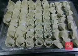 Illustration of how to make wontons stuffed with beef and chives 9