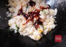 Illustration of how to make fried rice with chives and eggs 9