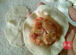 Illustration of how to make watermelon rind and pork stuffing dumplings 14