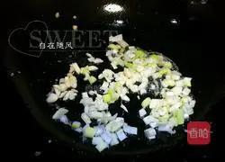 Illustration of how to make fried rice with diced sausage, vegetables and eggs 4