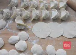 Illustration of how to make Longli fish and celery dumplings 5