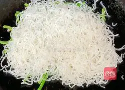 Illustration of how to make shredded pork, beans and fried rice noodles 13