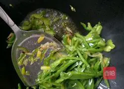 Illustration of how to make scrambled egg pancakes 9