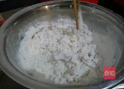 Illustration of how to make pork, cabbage and fungus dumplings 3