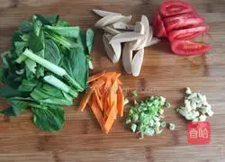 Illustration of how to make ham and vegetable fried noodles 1