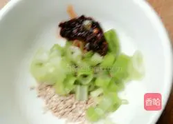 Illustration of how to make noodles with onion and red oil 2