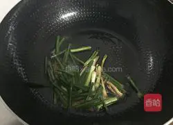 Illustration of how to make noodles with scallion oil 7