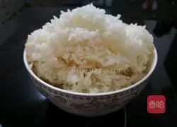 Illustration of how to make spicy sausage and egg fried rice 3