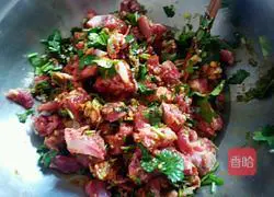 Illustration of how to make Jiaodong pork ribs buns 5