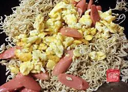Illustration of how to make fried noodles with eggs 7