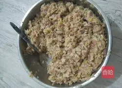 Illustration of home-style pork and pickled cabbage stuffed buns 4