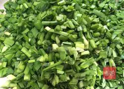 Illustration of how to make leek meat dumplings 3