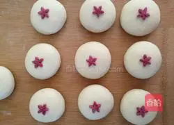 Illustration of how to make small dough cakes 7