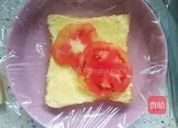 Illustration of how to make egg cheese sandwich 4