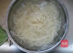 Illustration of how to make fried noodles with eggs and tomatoes 2