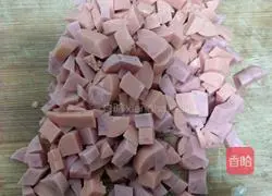 Illustration of how to make egg, sausage and egg fried rice 2