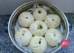 Illustration of how to make celery and dried bean buns 16