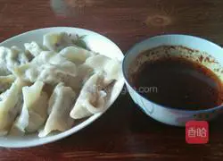 Illustration of how to make pork, fungus and radish dumplings 12