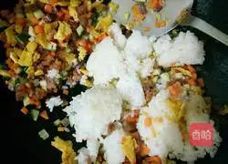 Illustration of how to make small straw egg fried rice 7